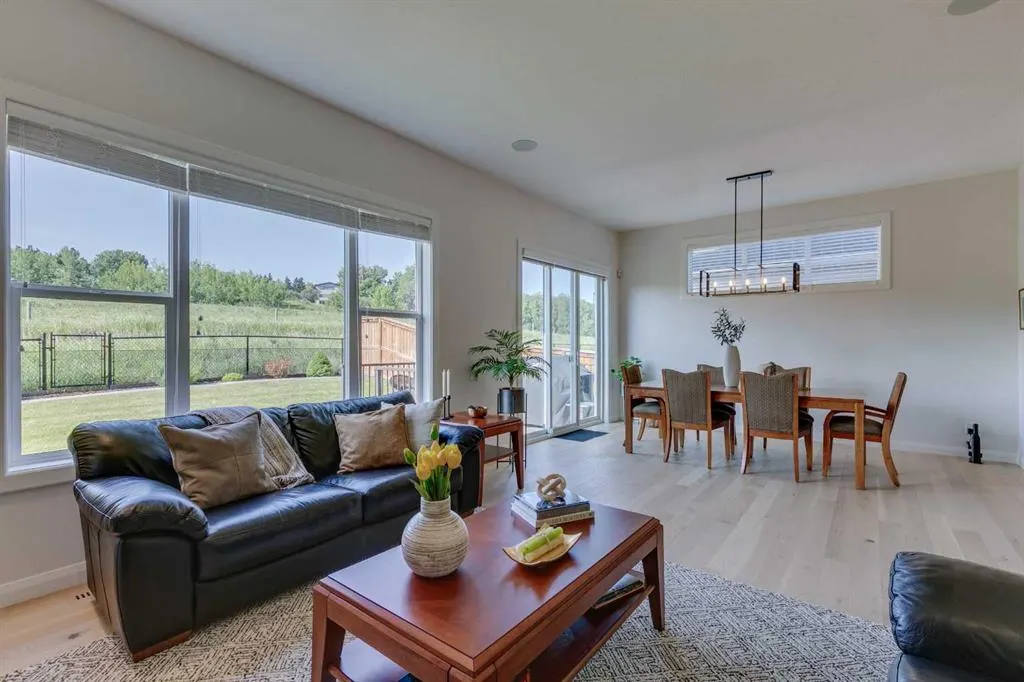 64 Crestbrook View SW
