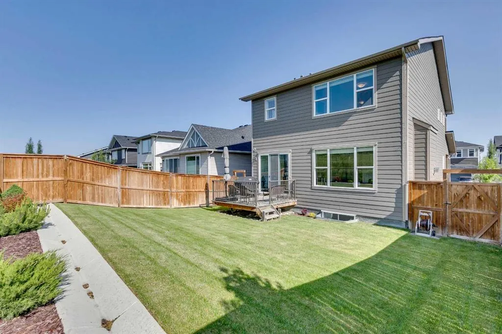 64 Crestbrook View SW
