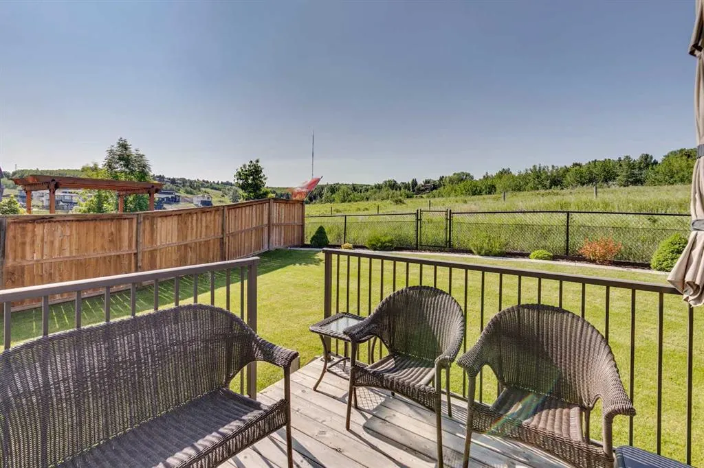 64 Crestbrook View SW