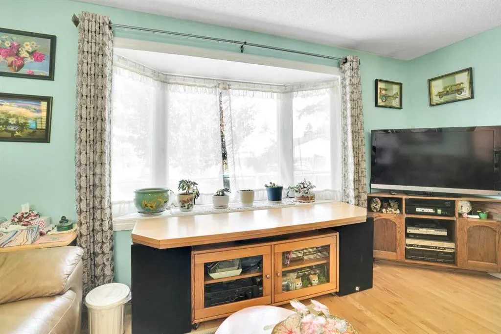 13 Falworth Way NE