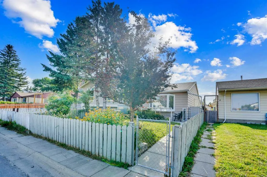 13 Falworth Way NE