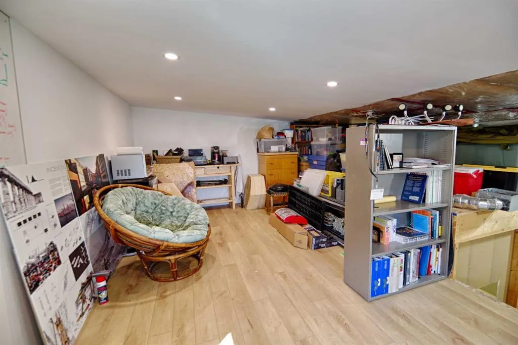 212 Tartan Circle W