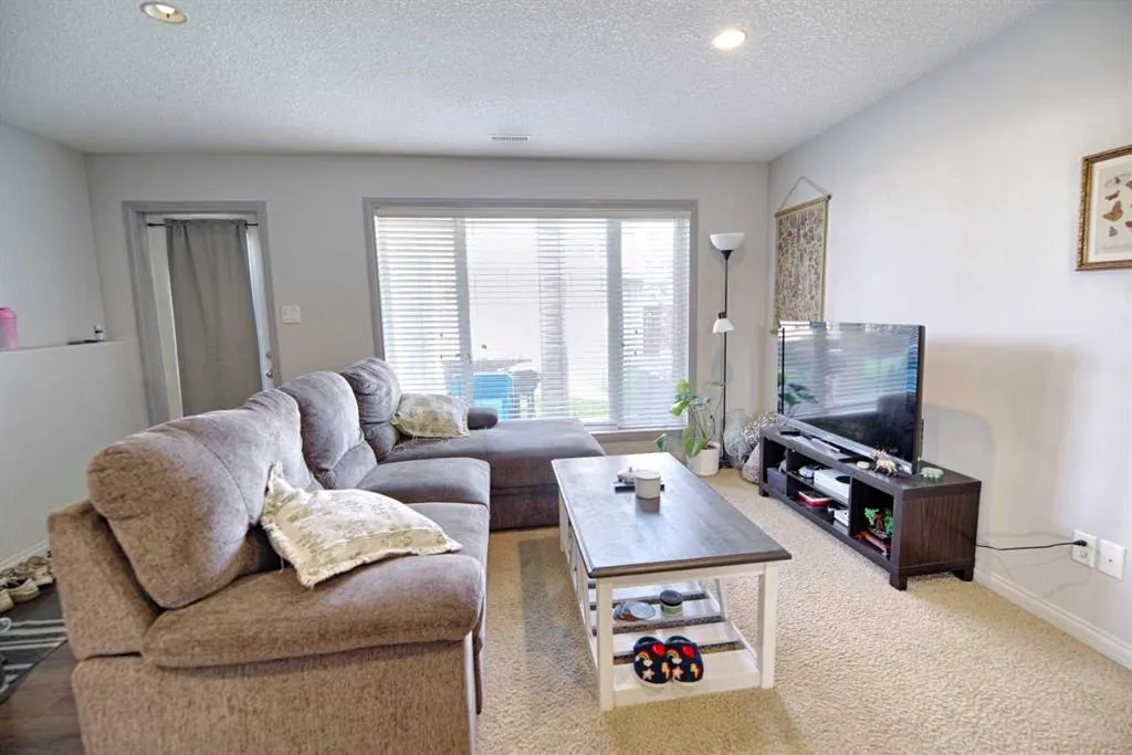 212 Tartan Circle W