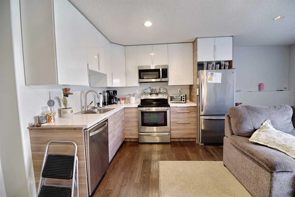 212 Tartan Circle W