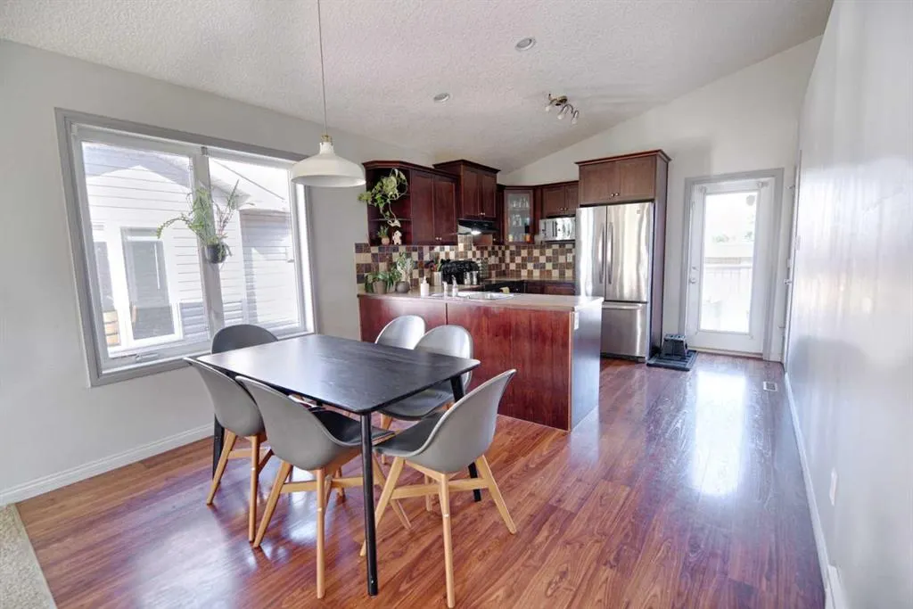212 Tartan Circle W
