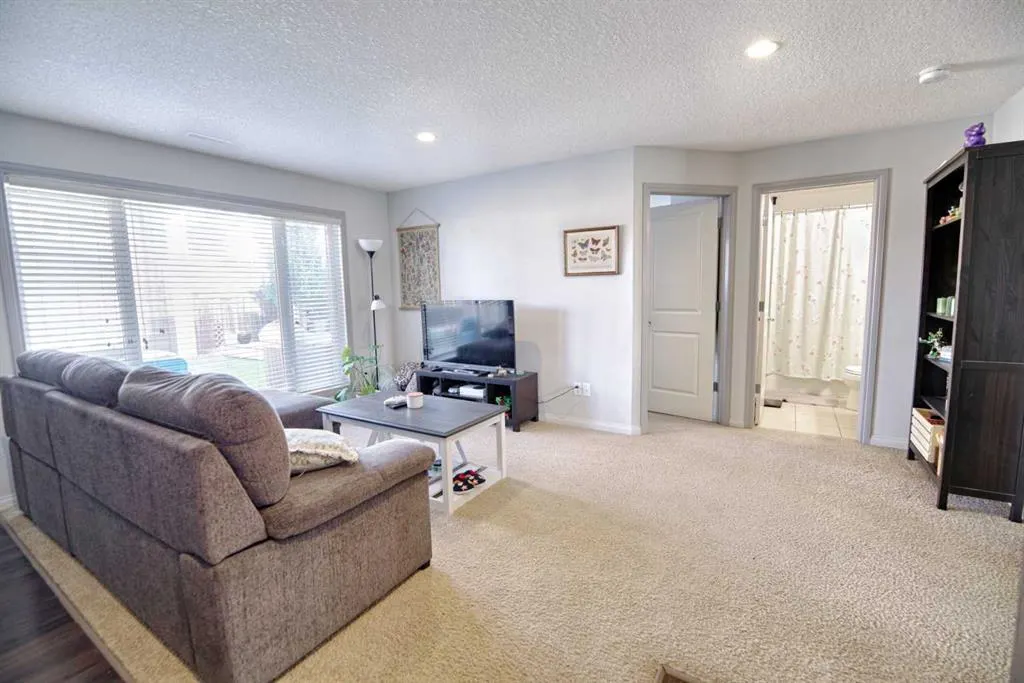 212 Tartan Circle W