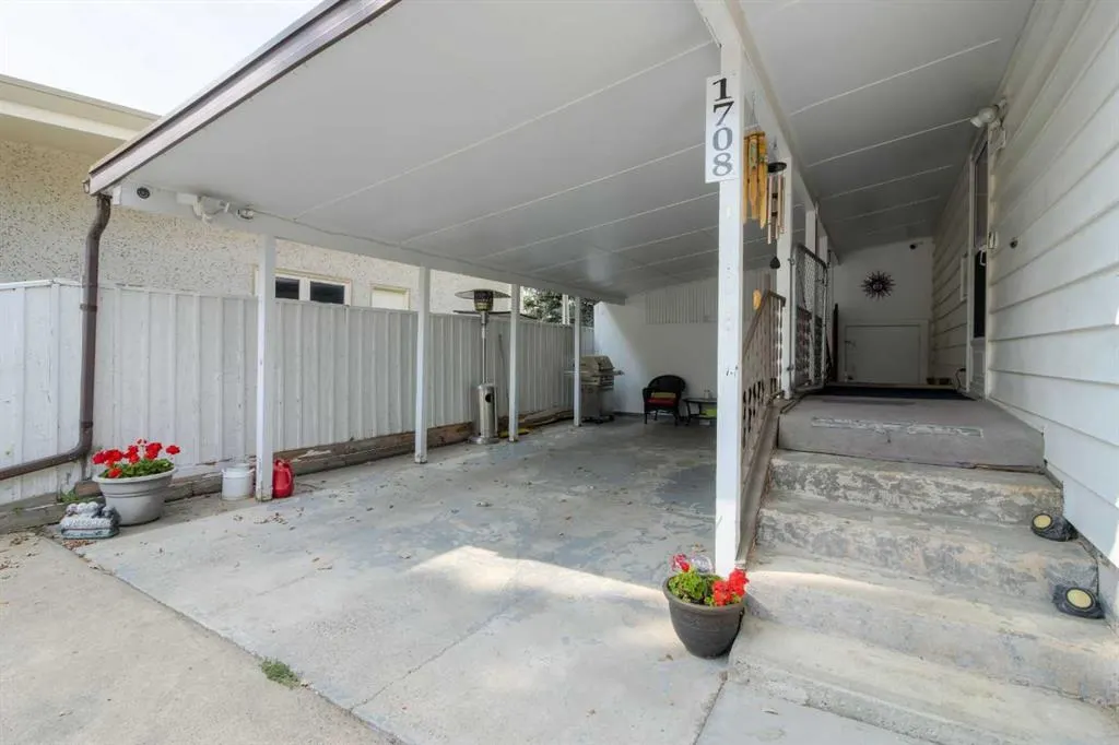 1708 Lakeside Road S