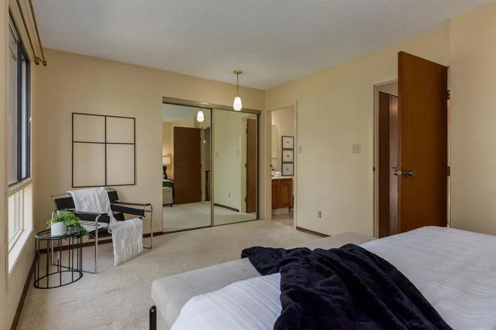 20 Point Mckay Court NW