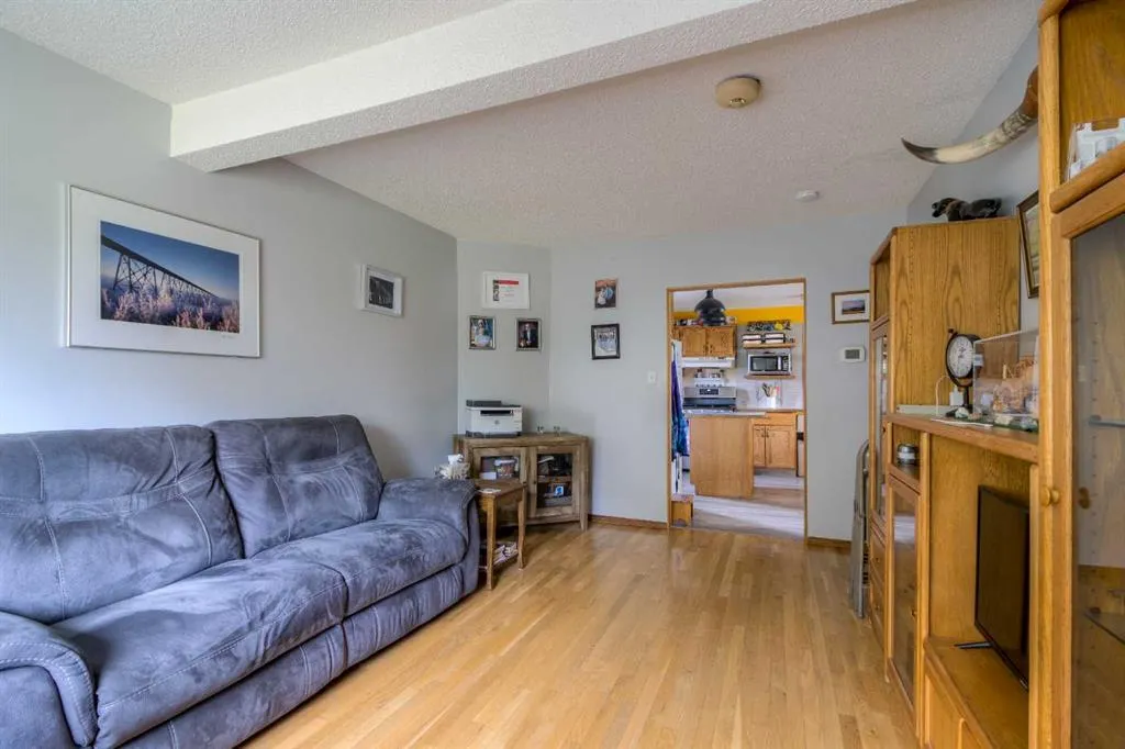 205019 100 RANGE Road SE, ##4