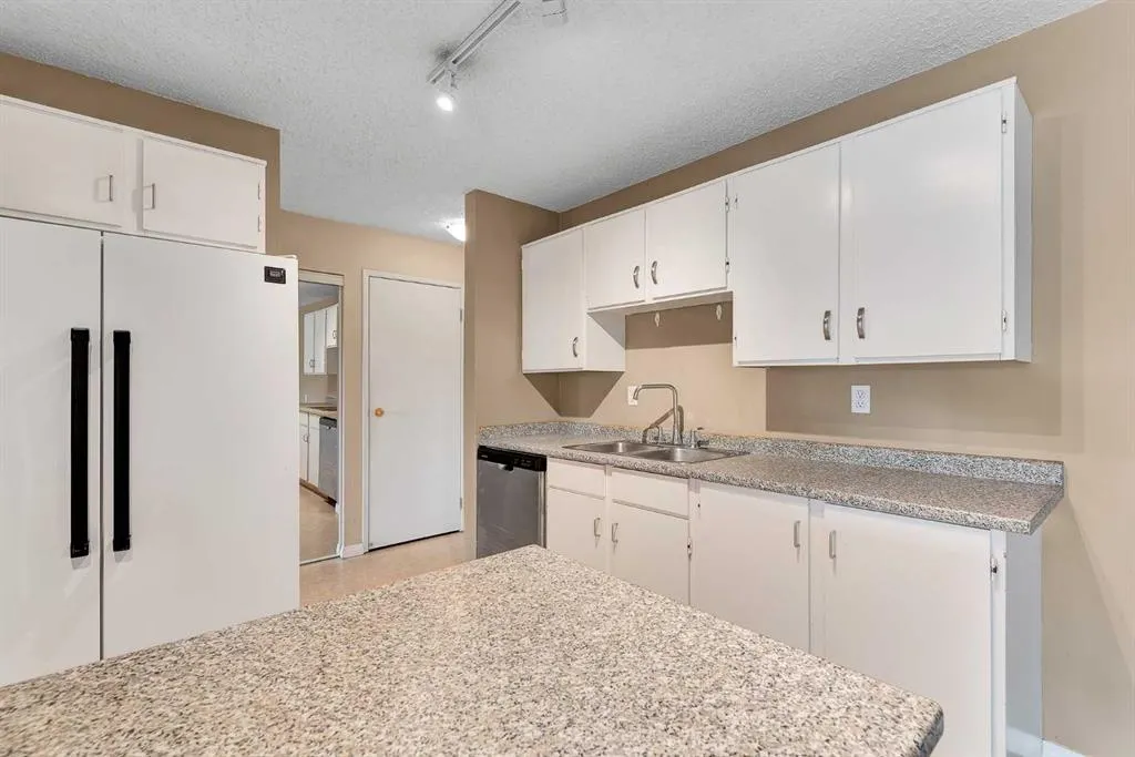 659 4 Avenue NE, #204