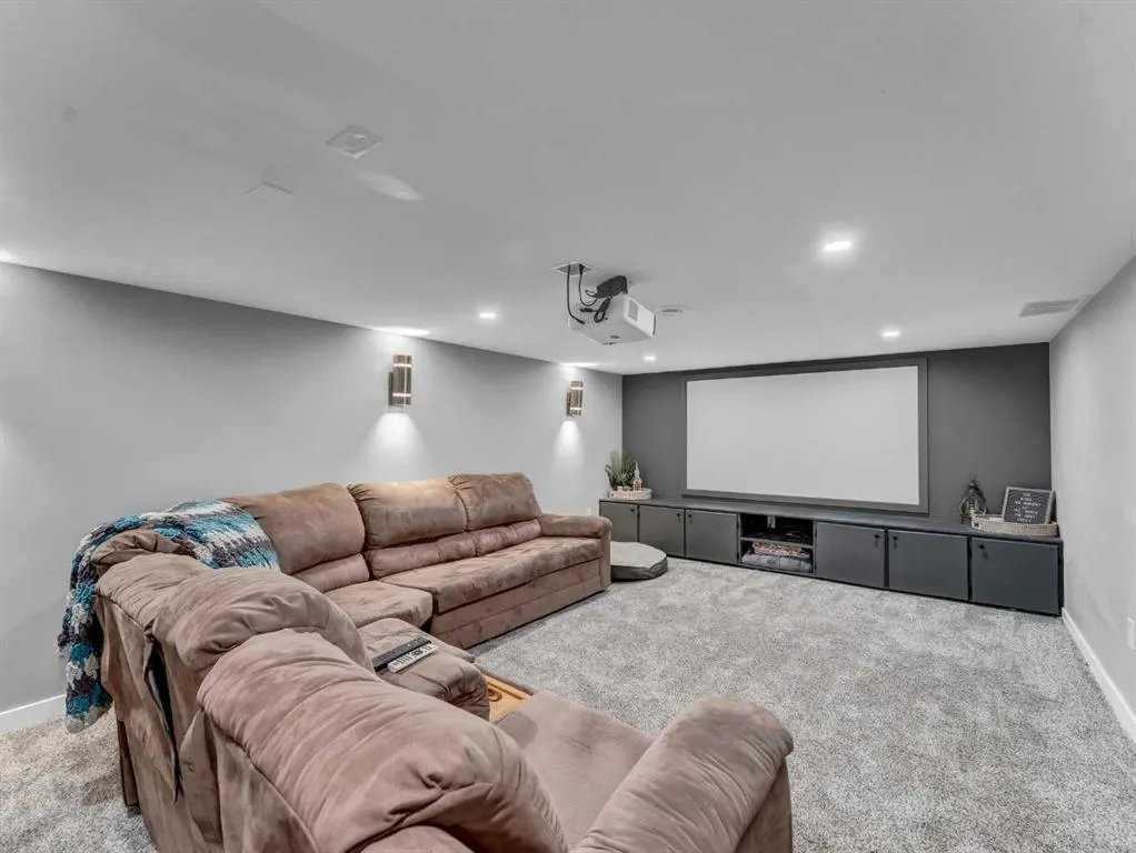 16 Storrs Crescent SE