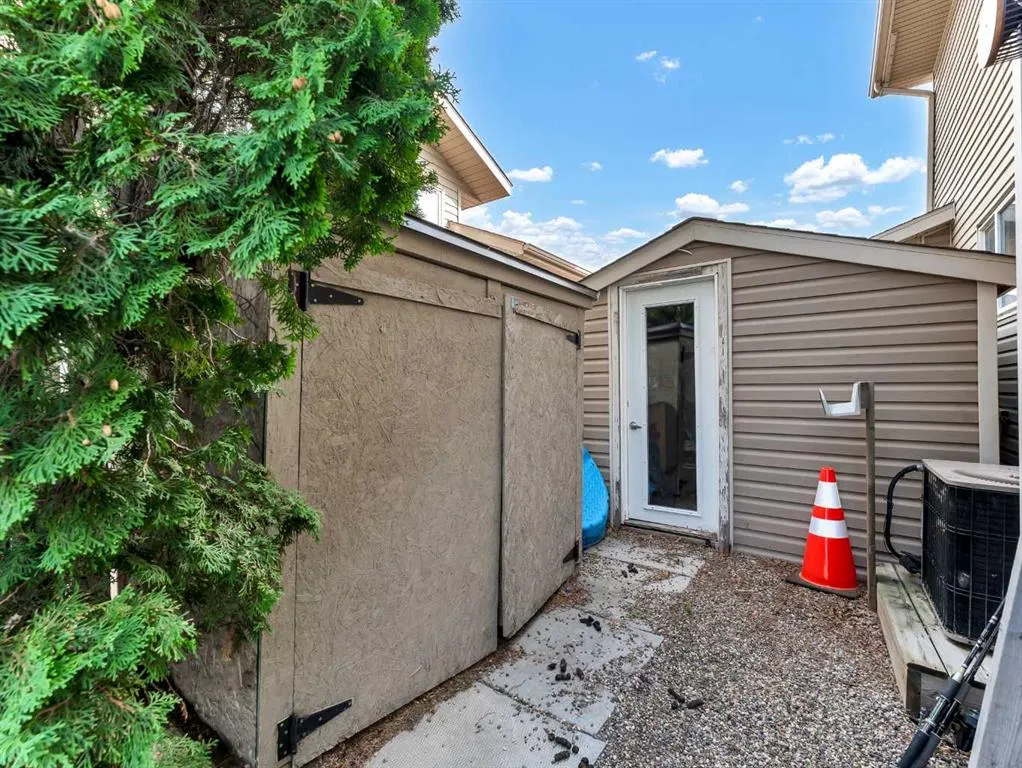 16 Storrs Crescent SE