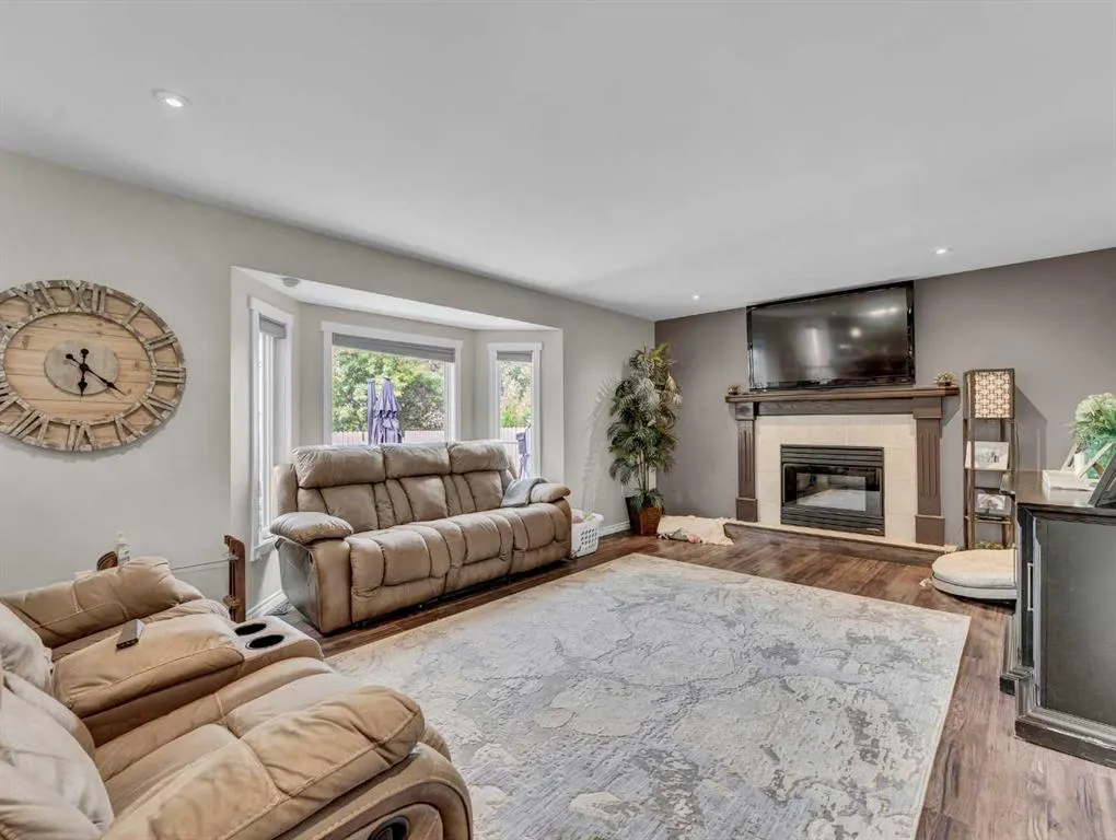16 Storrs Crescent SE
