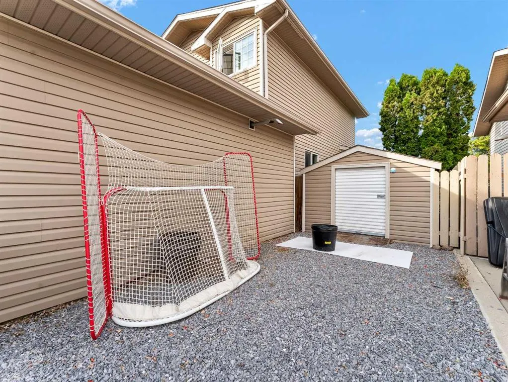 16 Storrs Crescent SE