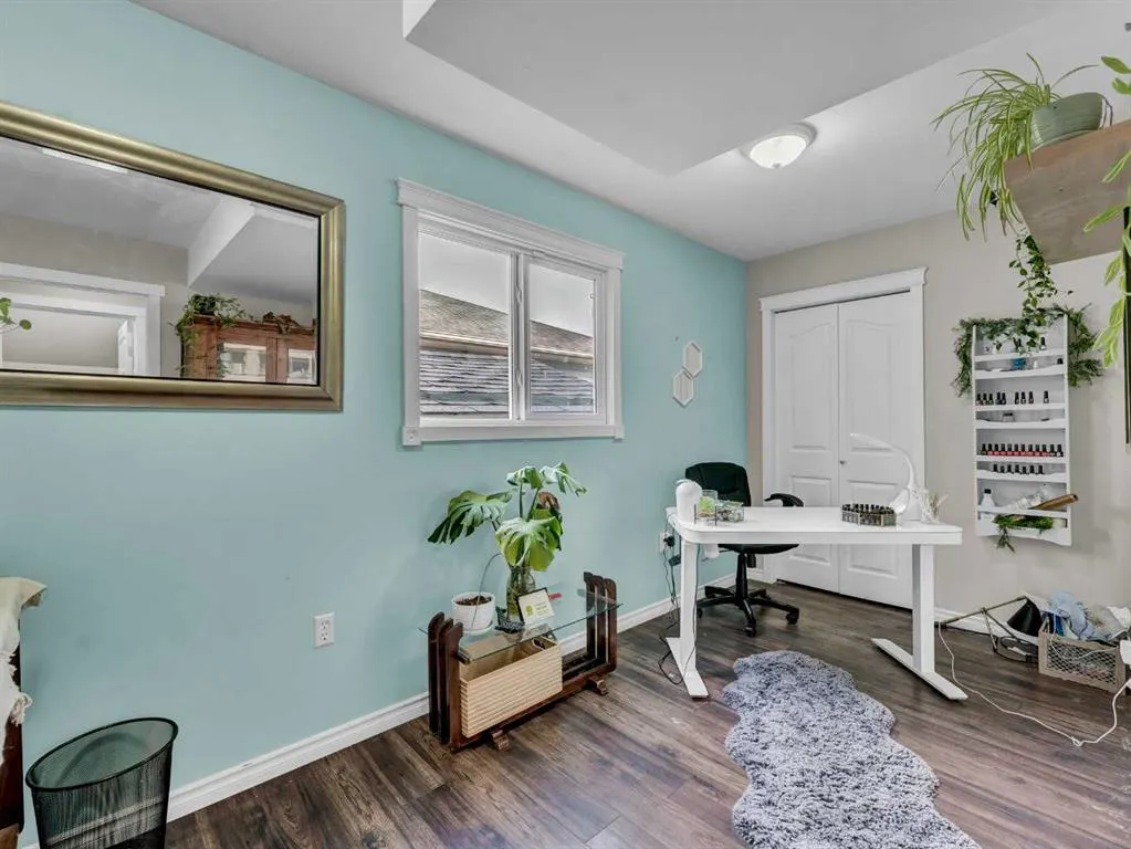 16 Storrs Crescent SE