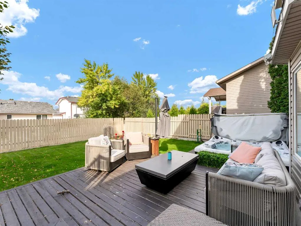 16 Storrs Crescent SE