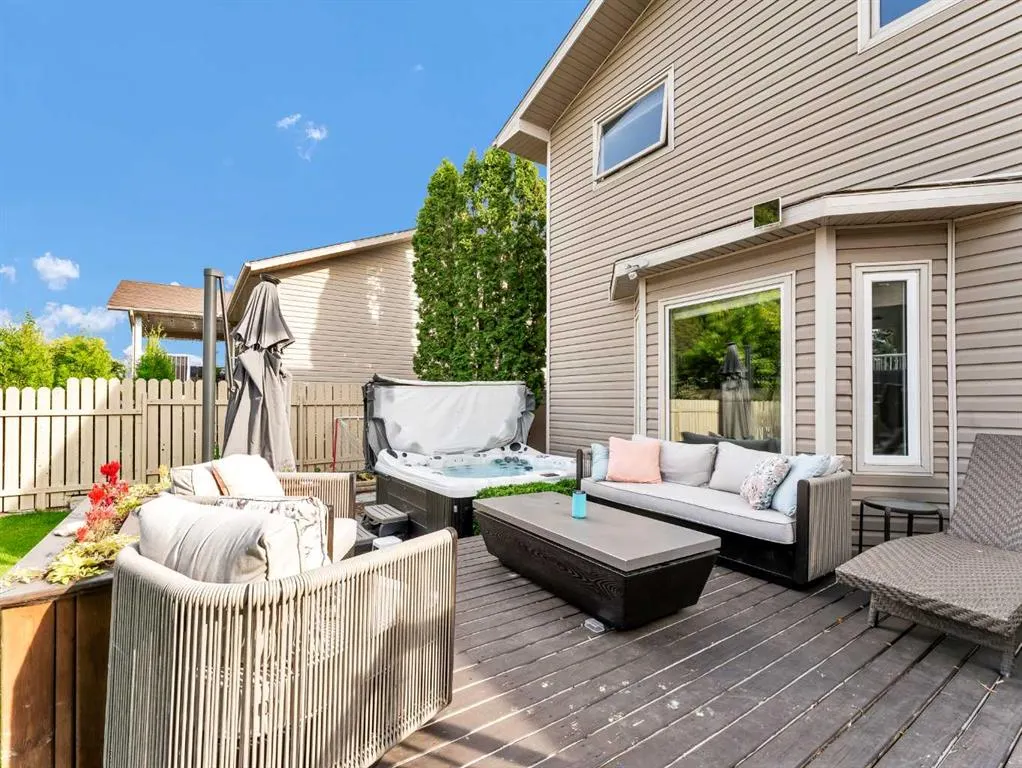 16 Storrs Crescent SE