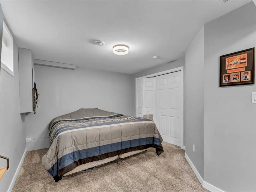 16 Storrs Crescent SE
