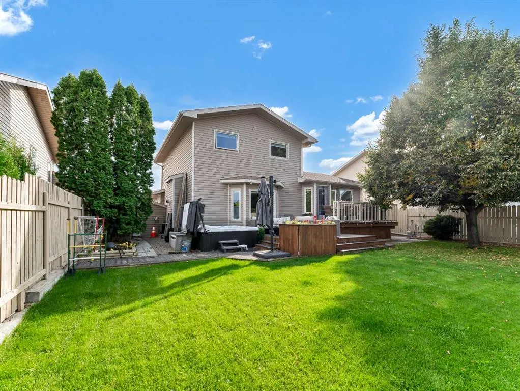 16 Storrs Crescent SE