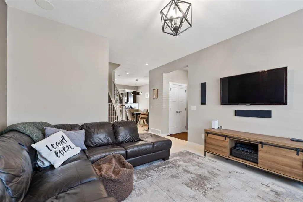 53 Masters Crescent SE