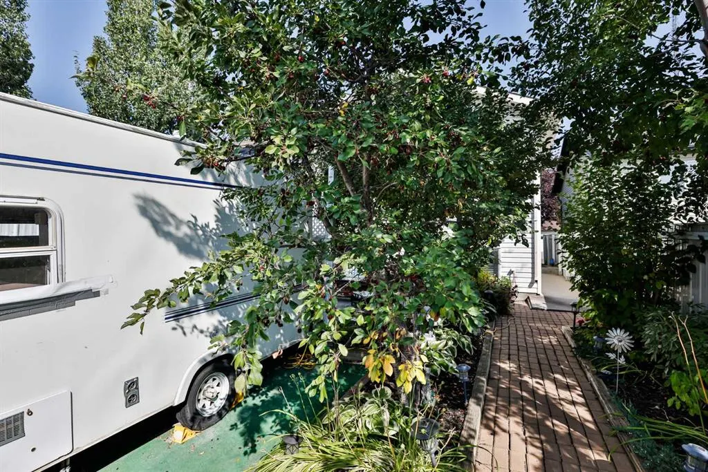 377 Lynx Crescent N