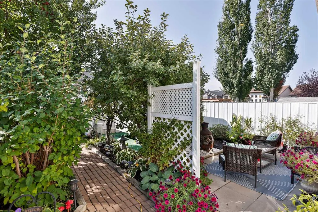 377 Lynx Crescent N