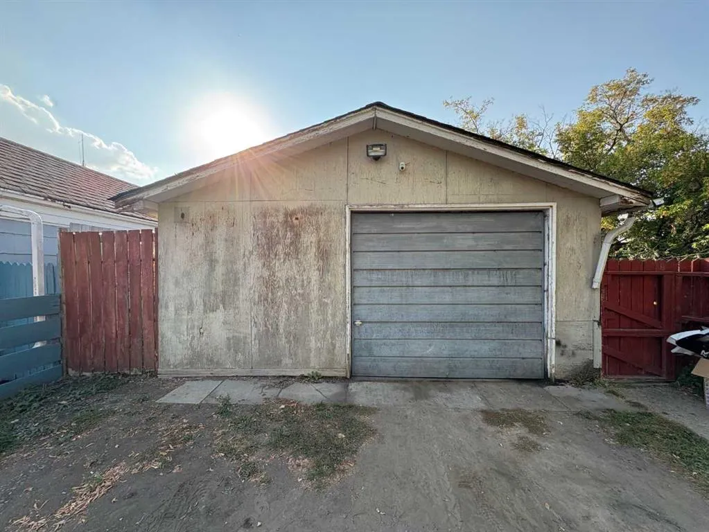 5821 44 Avenue