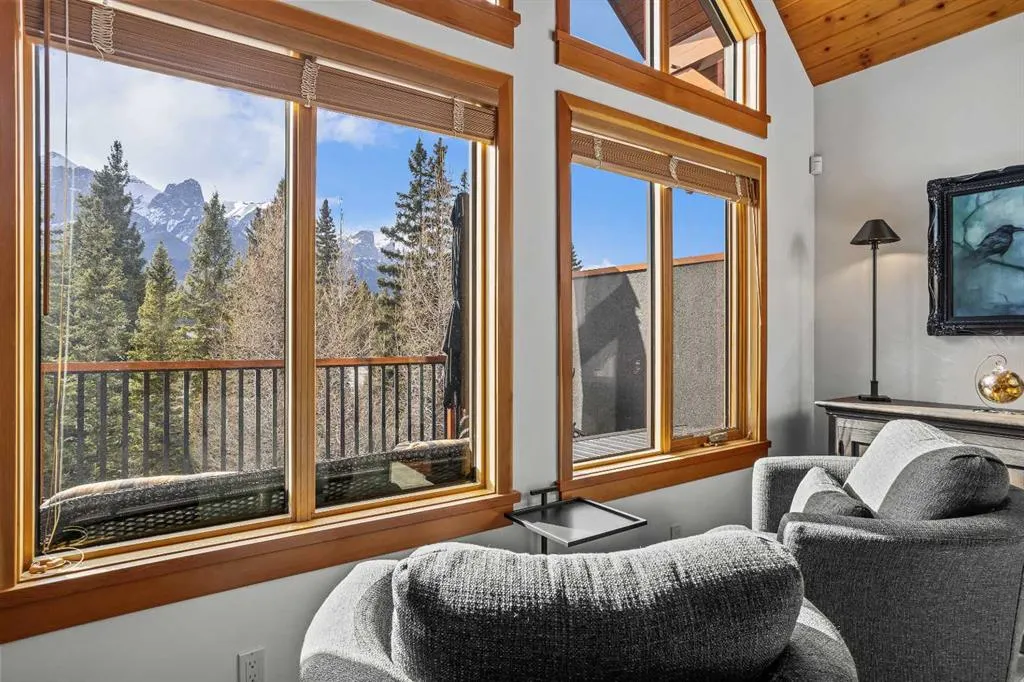 7 Creekside Mews