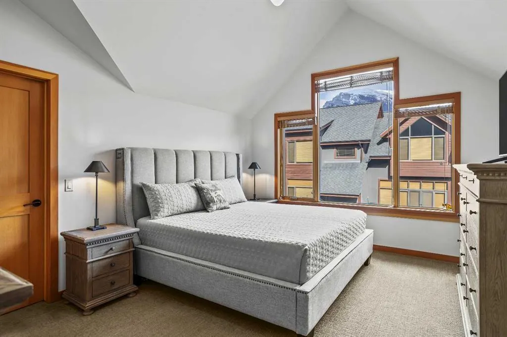 7 Creekside Mews