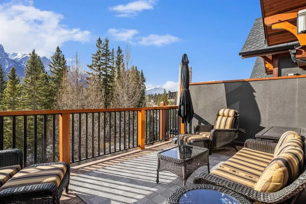 7 Creekside Mews