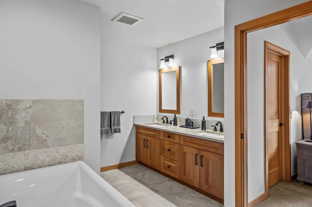 7 Creekside Mews
