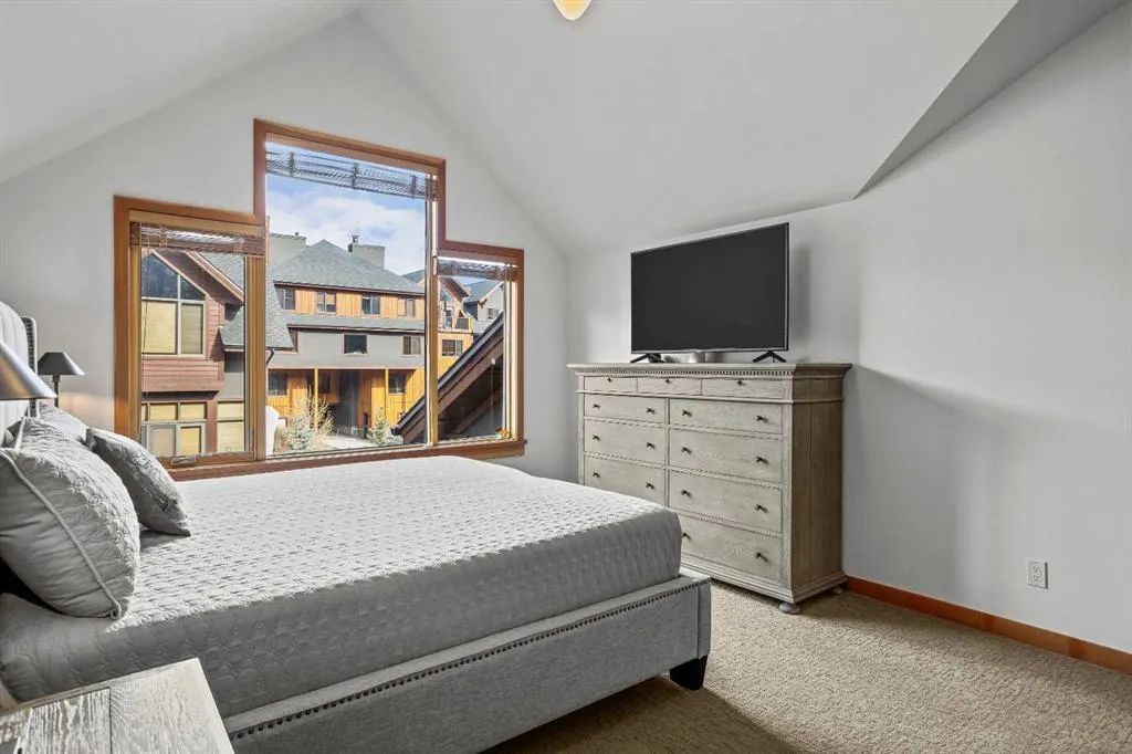 7 Creekside Mews