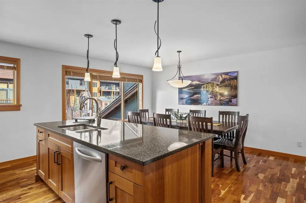 7 Creekside Mews