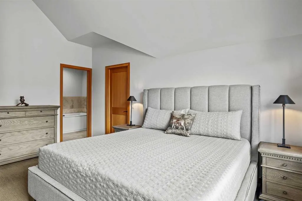 7 Creekside Mews