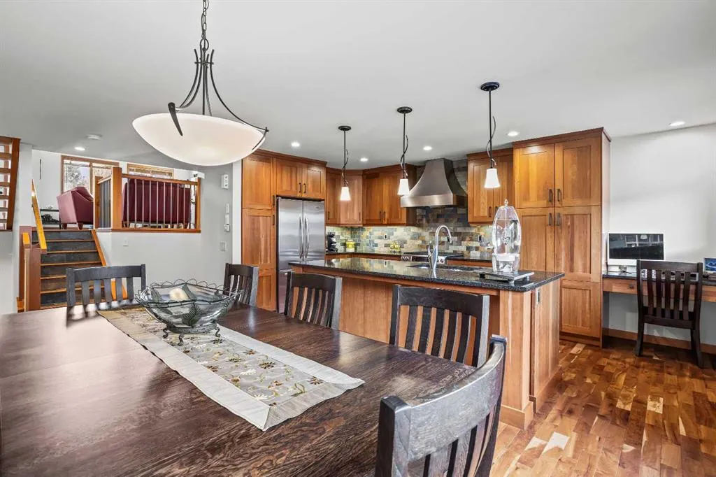 7 Creekside Mews