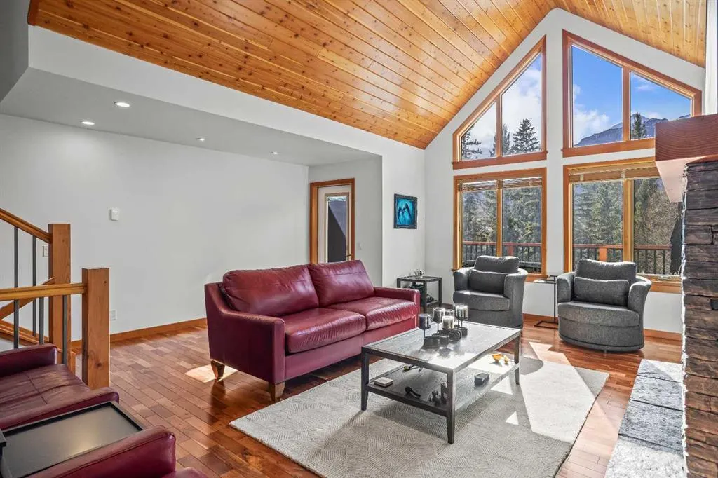 7 Creekside Mews