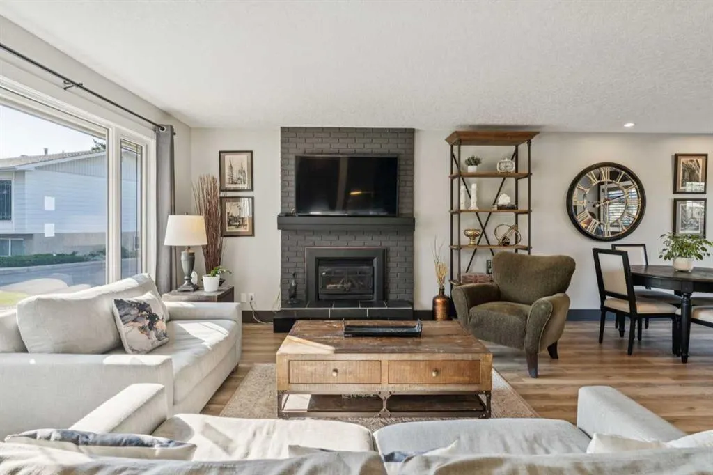 363 Cedarille Crescent SW