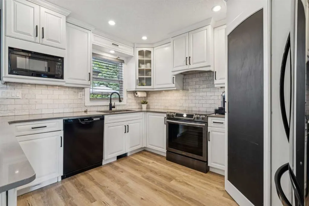363 Cedarille Crescent SW