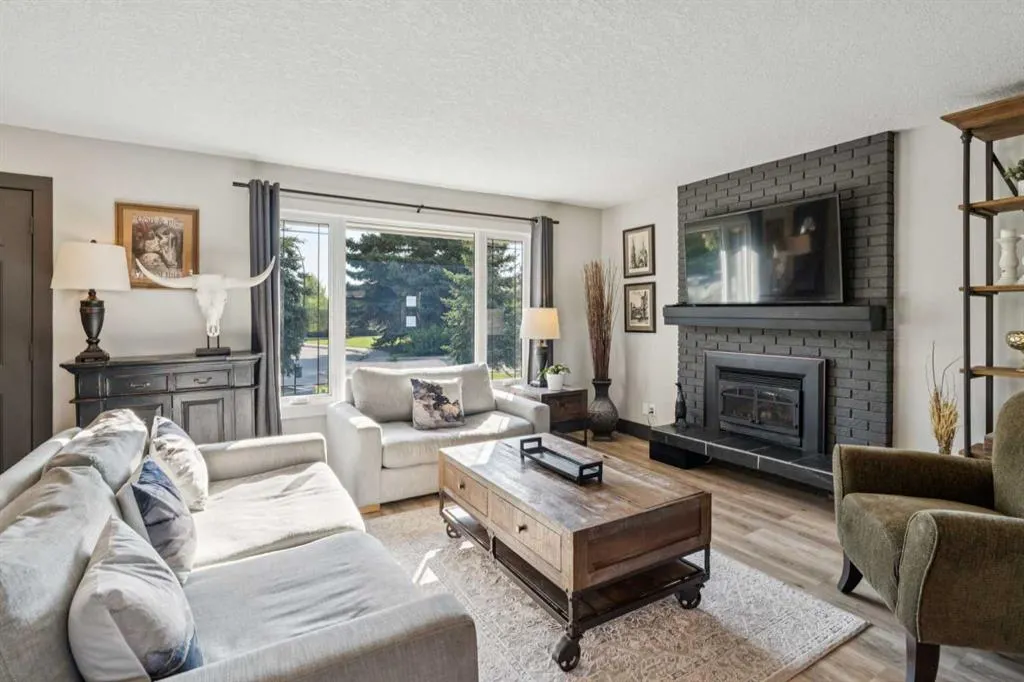 363 Cedarille Crescent SW