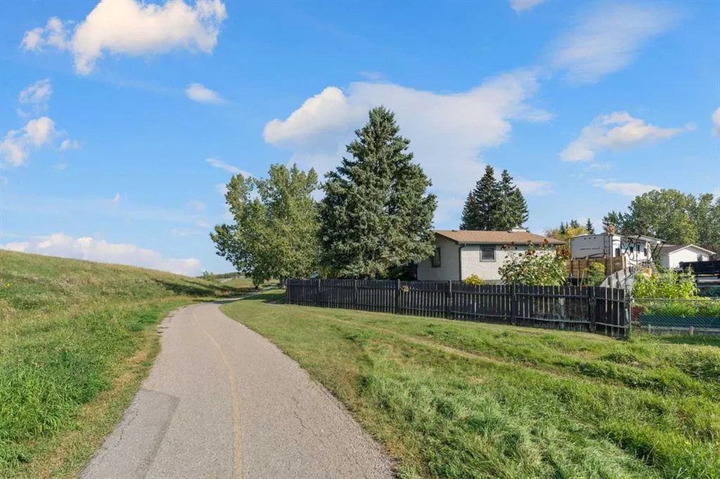 363 Cedarille Crescent SW