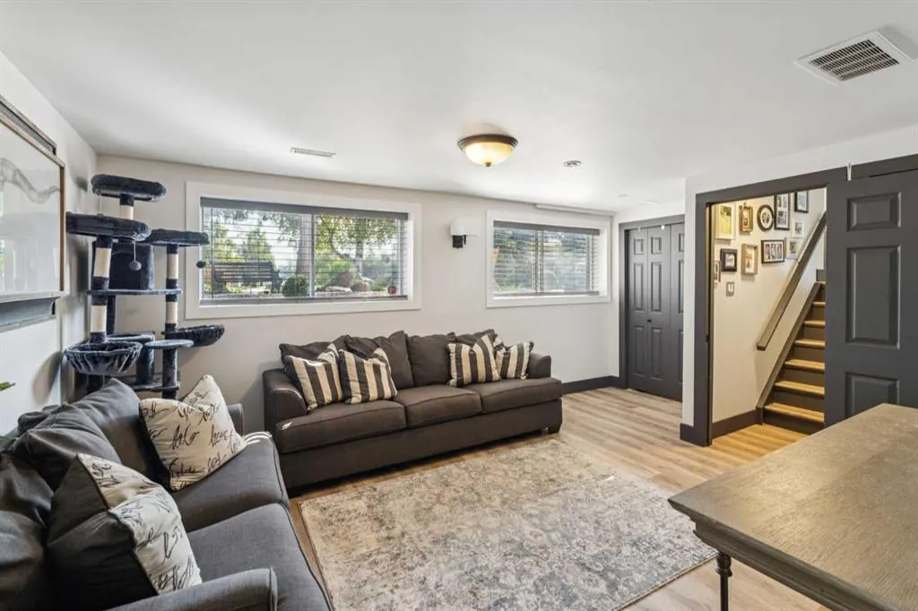 363 Cedarille Crescent SW