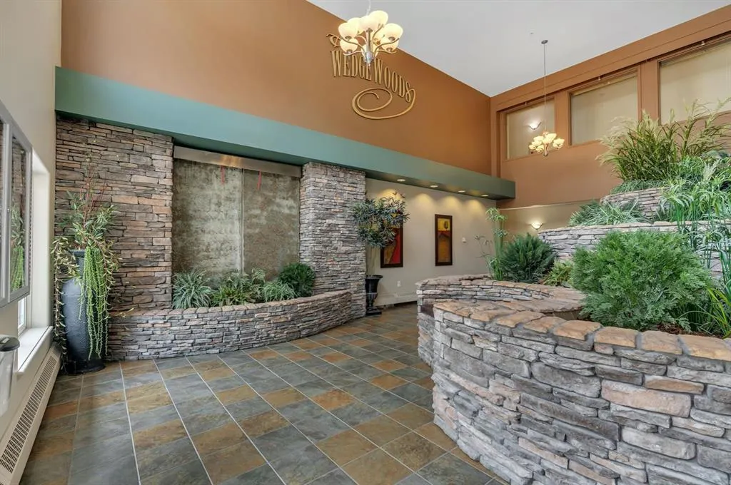 10 Discovery Ridge Close SW, #202