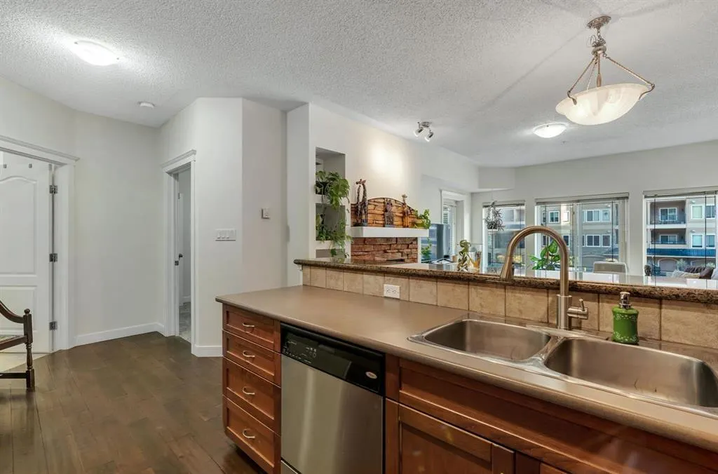 10 Discovery Ridge Close SW, #202