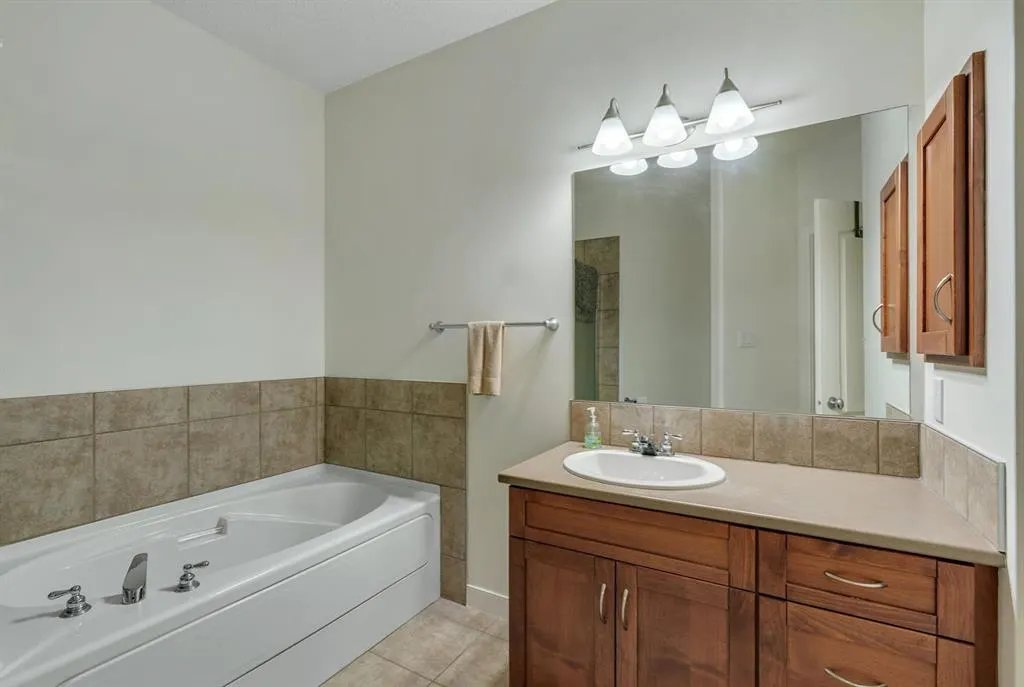 10 Discovery Ridge Close SW, #202