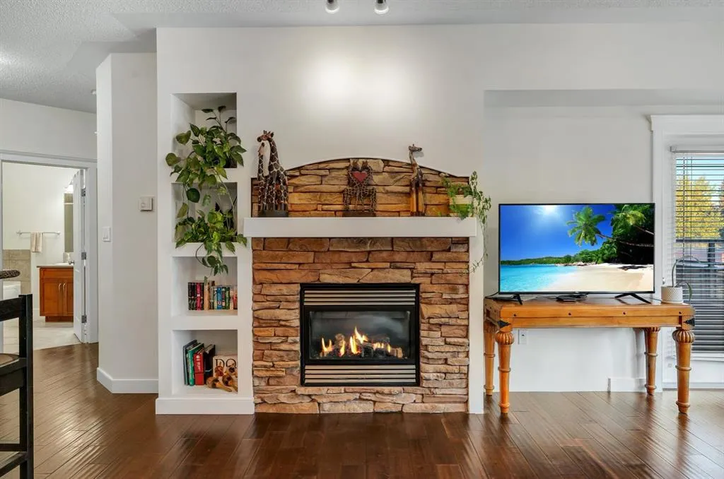 10 Discovery Ridge Close SW, #202