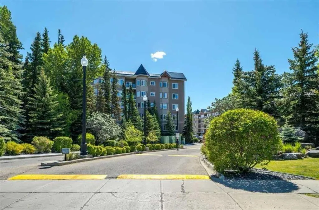 10 Discovery Ridge Close SW, #202
