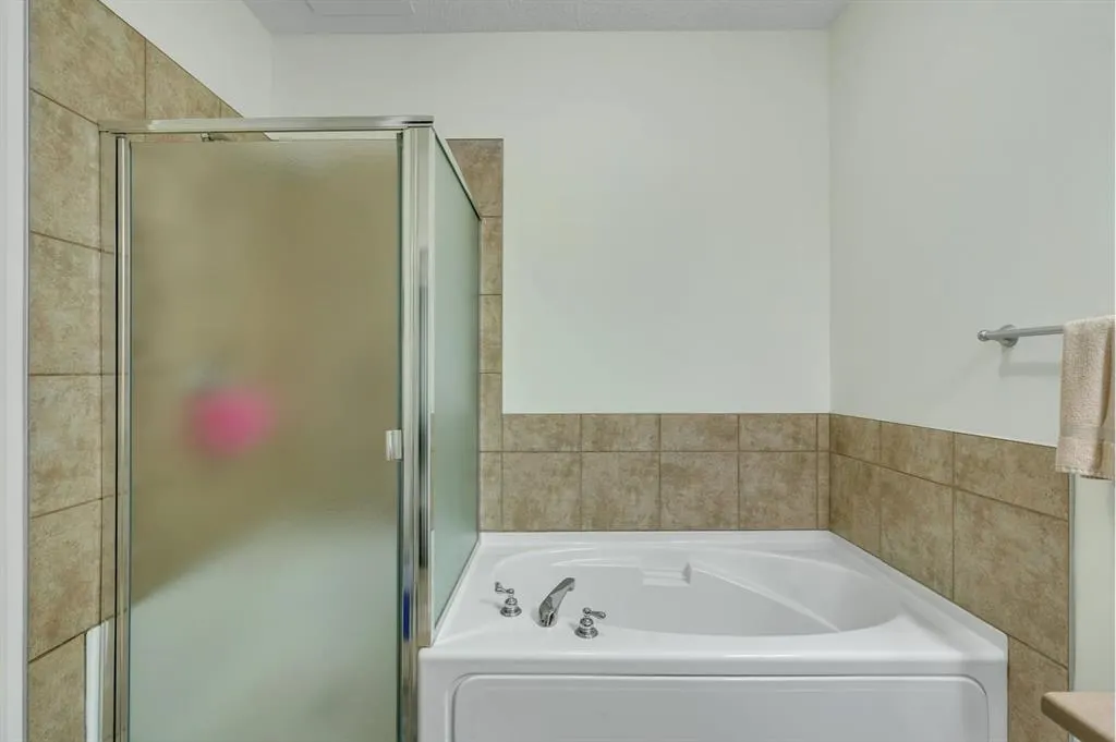 10 Discovery Ridge Close SW, #202