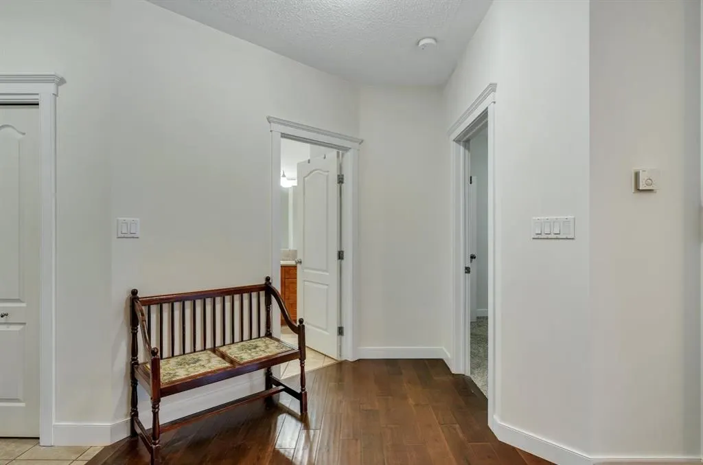 10 Discovery Ridge Close SW, #202