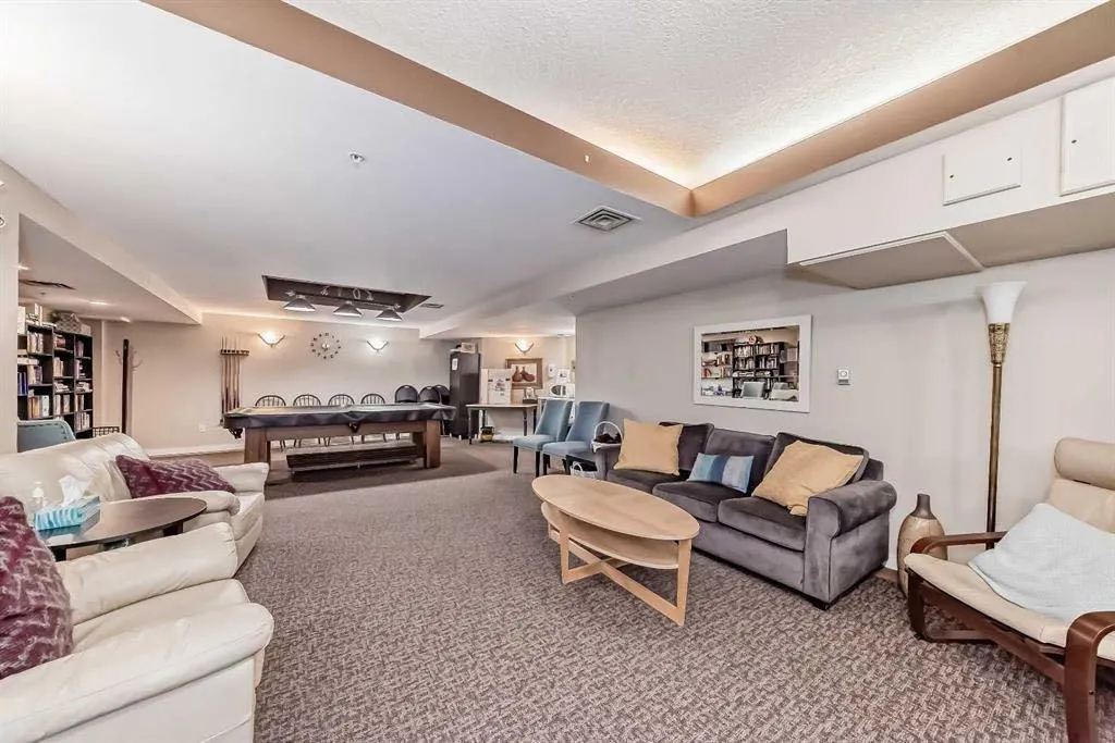 10 Discovery Ridge Close SW, #202