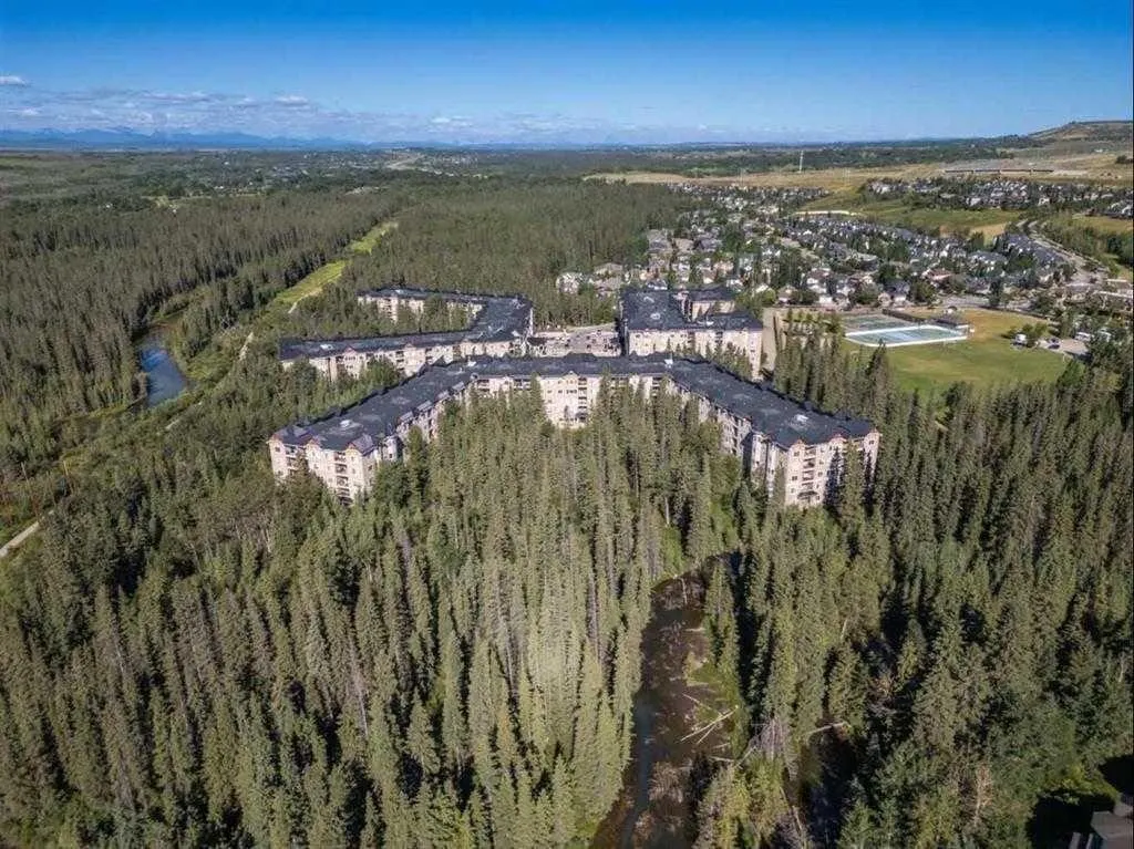 10 Discovery Ridge Close SW, #202